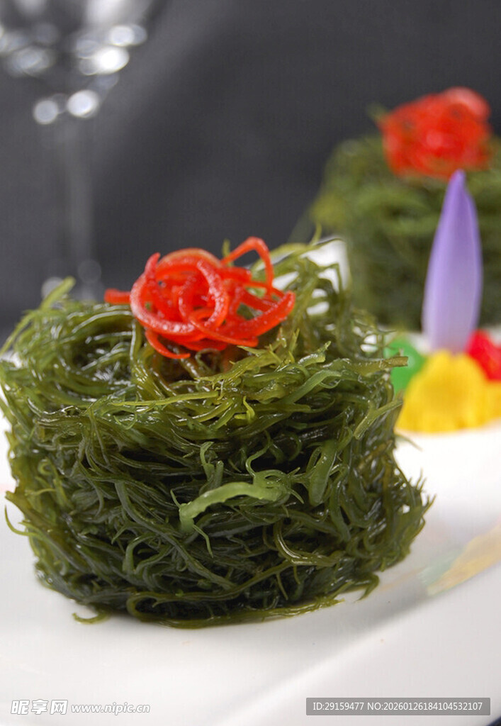 海草造型美食配娇艳花朵