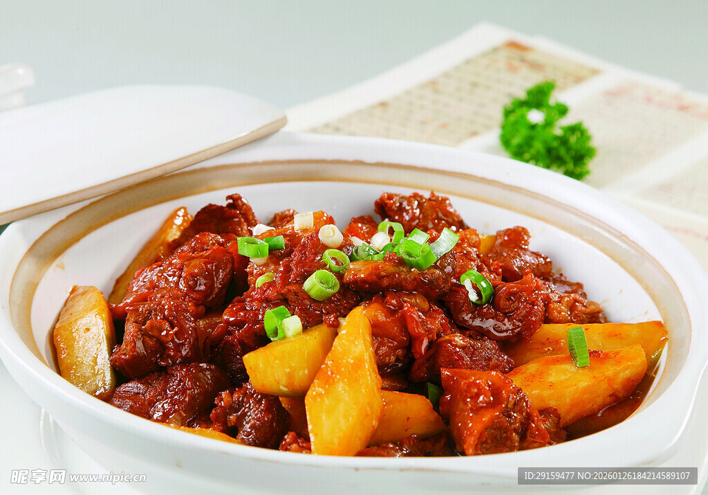 土豆烧排骨美食特写