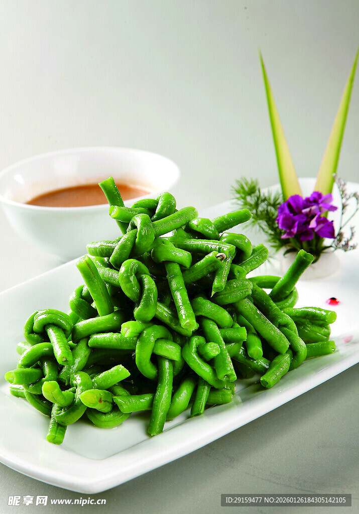 翠绿豆角摆盘精致诱人