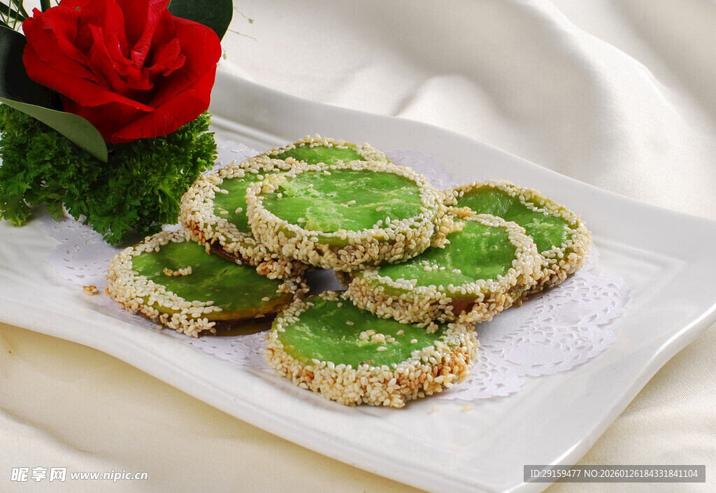 抹茶点心配玫瑰装饰