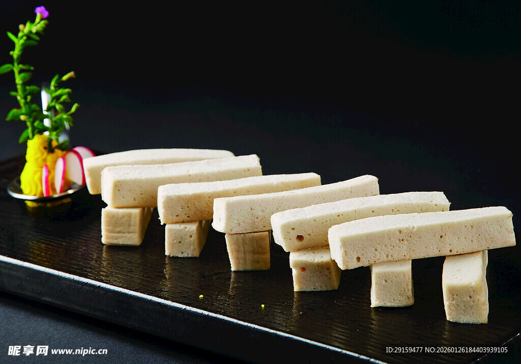 精致寿司卷摆放在盘上