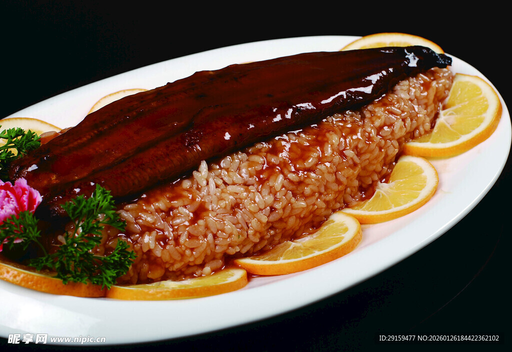 香煎牛排配黑椒汁与装饰