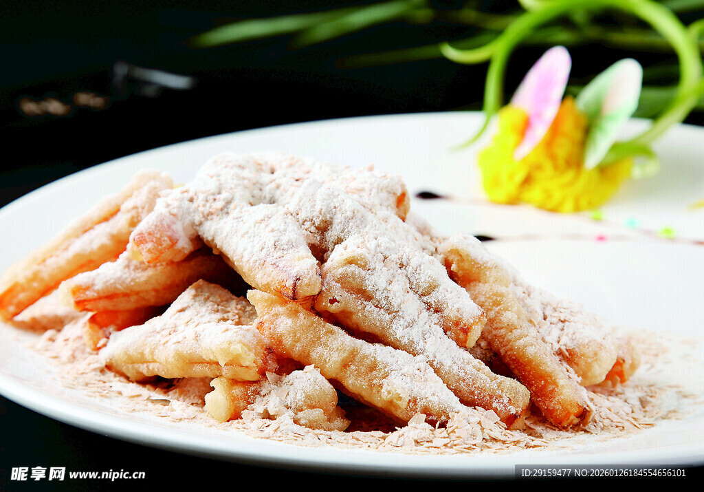 香酥炸物摆于白盘