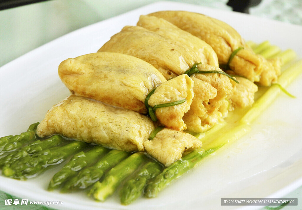 金黄蛋饺配翠绿芦笋
