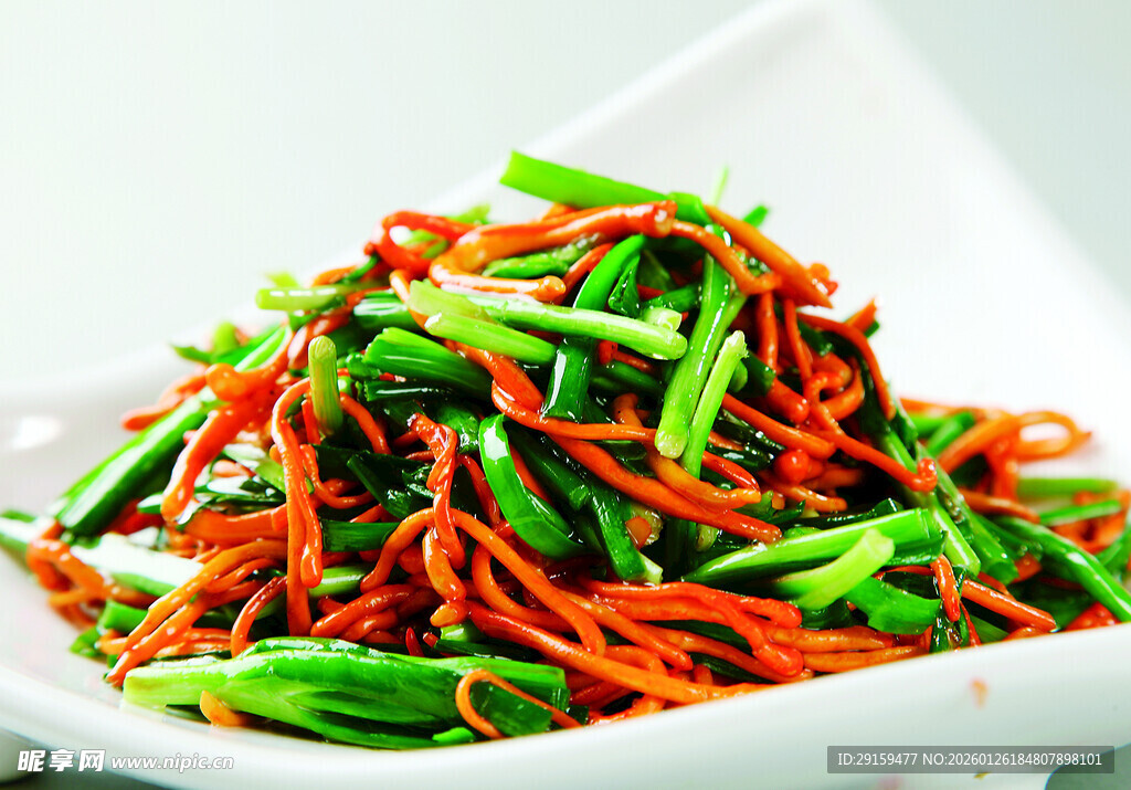 凉拌胡萝卜丝配青椒丝