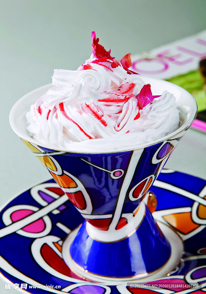 彩色杯装美味奶油冰淇淋
