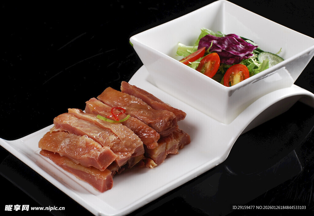 香煎牛肉配新鲜蔬菜