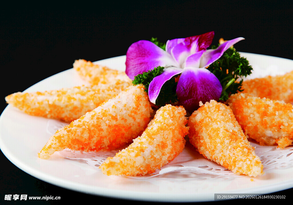油炸虾饺摆花饰