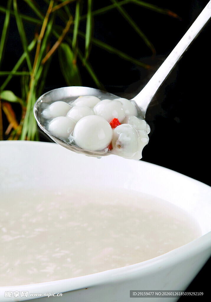 勺子盛着汤圆的米粥画面
