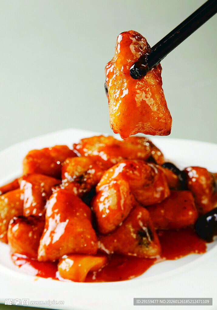 筷子夹起美味糖醋里脊