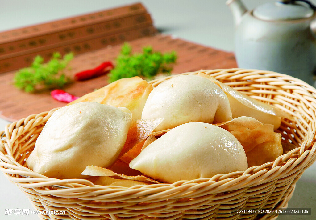 竹篮里的美味白面馒头