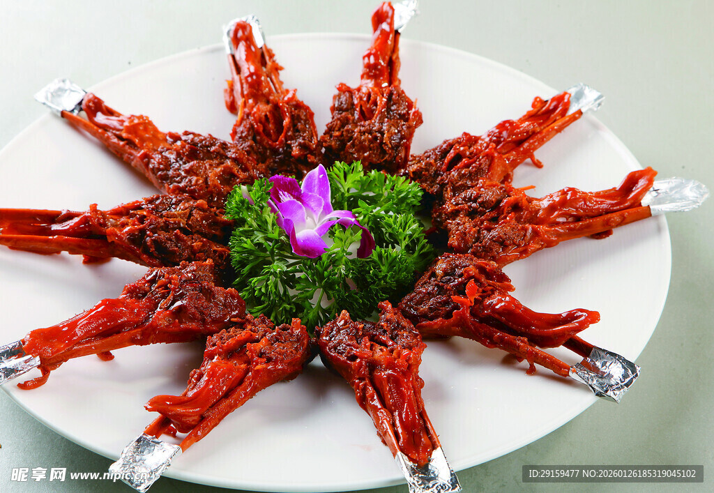 摆盘精致的美味香辣鸭掌