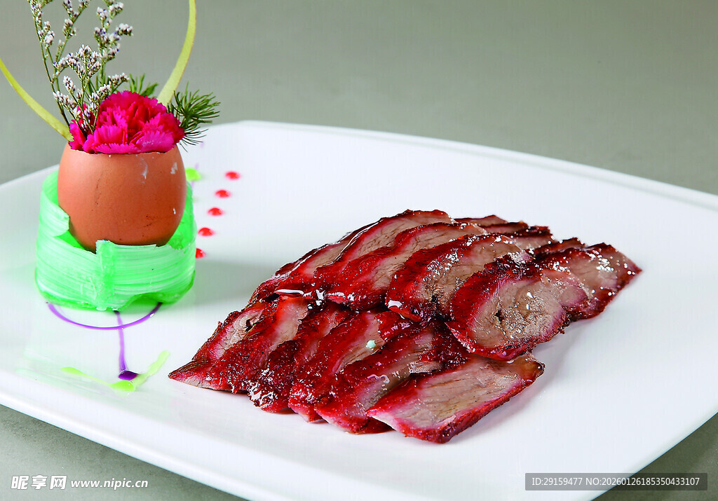 精致摆盘的美味红肉料理