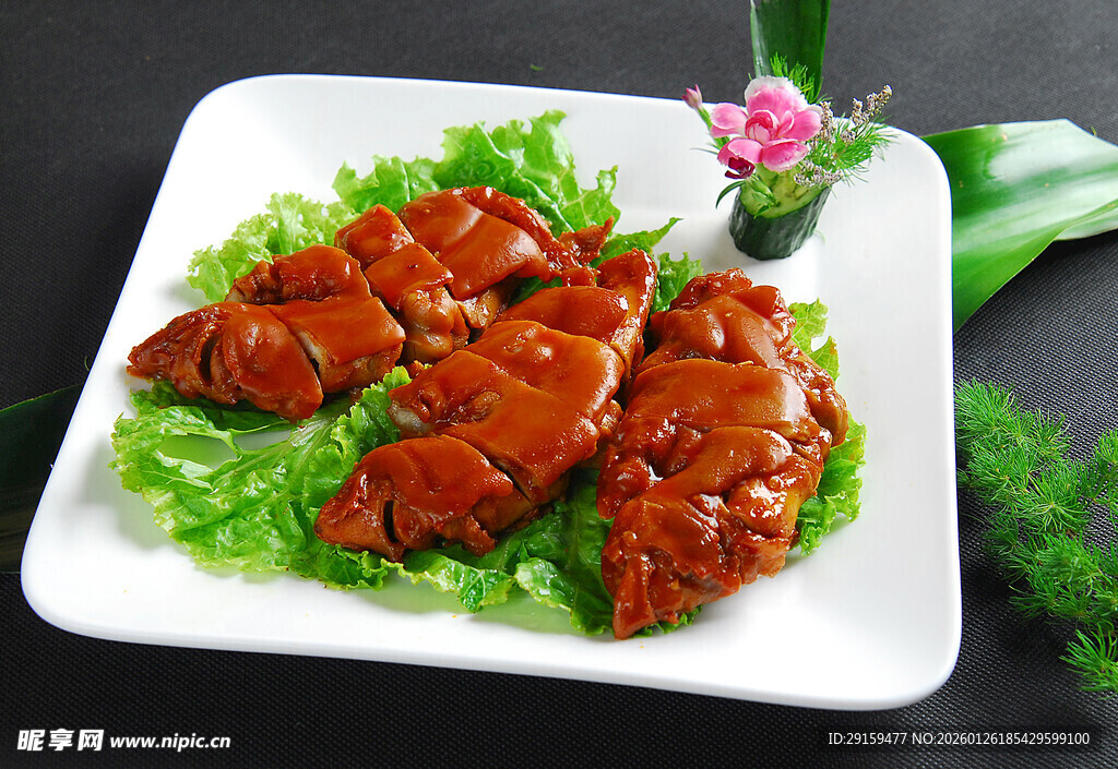 美味酱鸭摆于翠绿生菜上