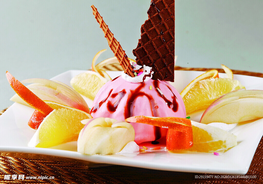 水果搭配美味草莓冰淇淋