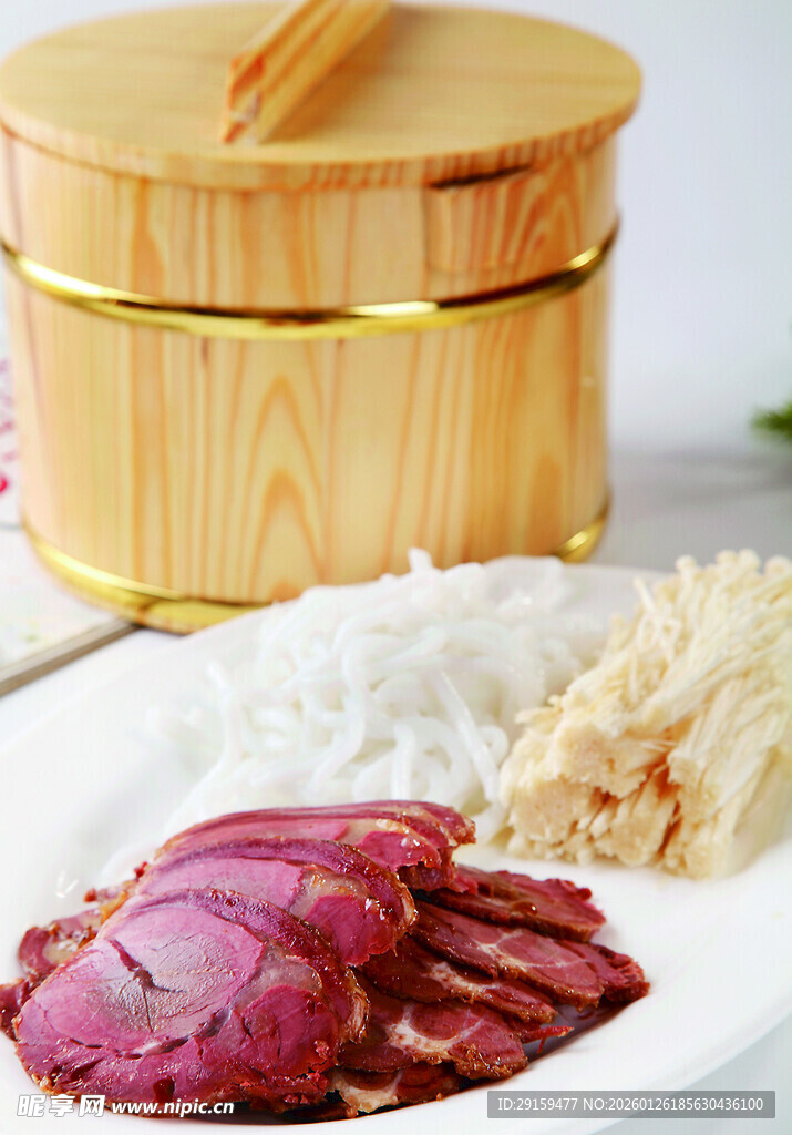 紫肉美食搭配米饭与配菜