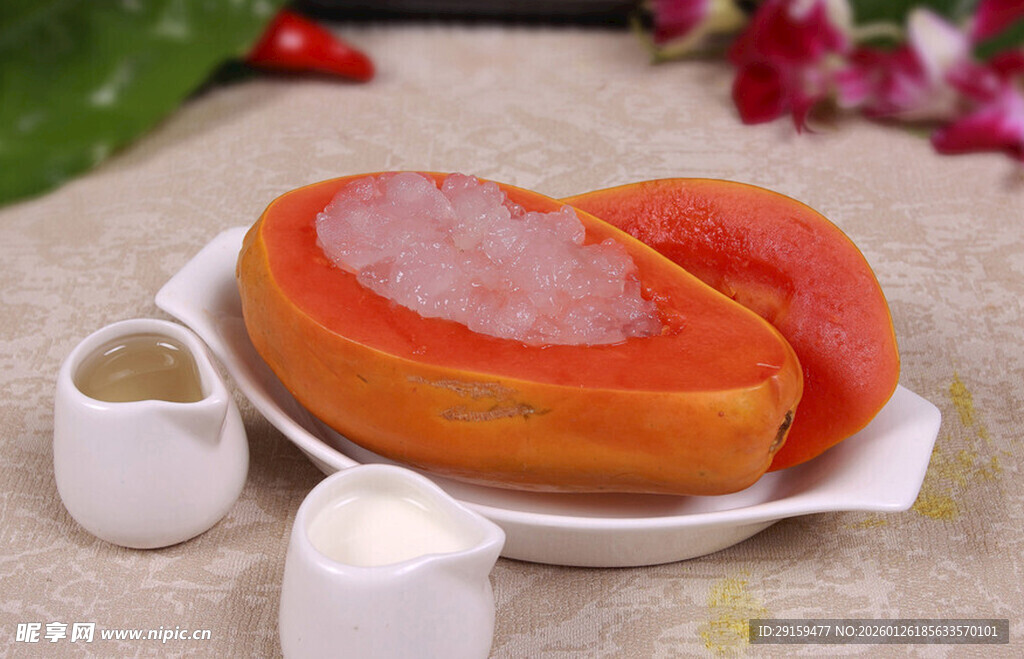 切开的木瓜配佐料