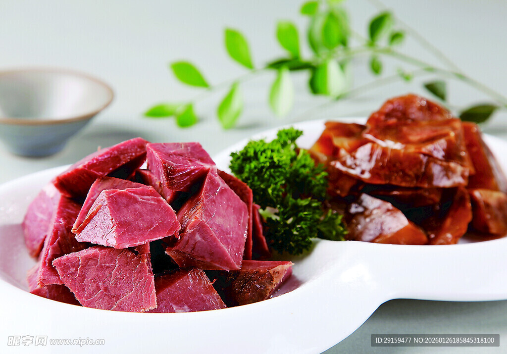 双色美味肉块摆盘展示