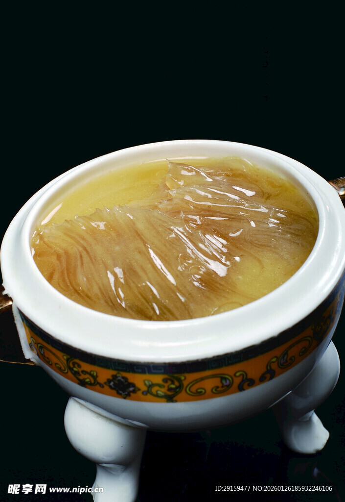 精美瓷碗盛着金黄汤汁