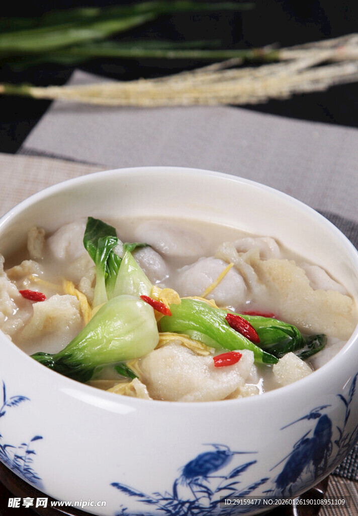 青花瓷碗中的美味蔬菜汤