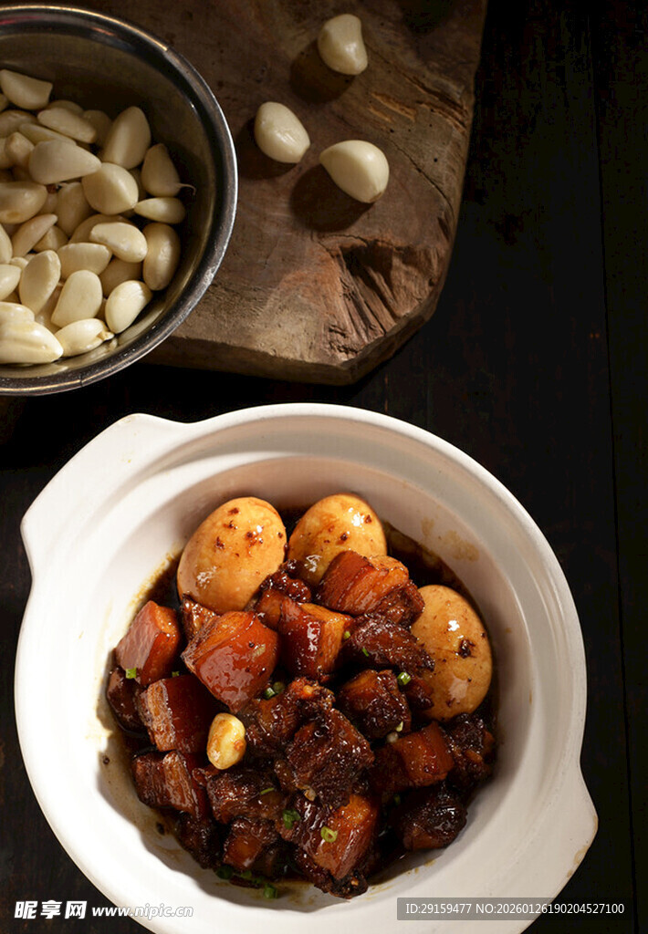 美味炖菜与配菜组合