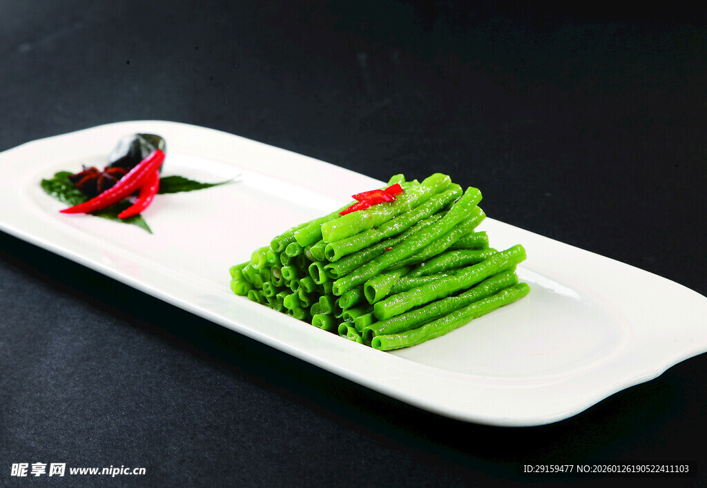 清炒豆角摆于白盘