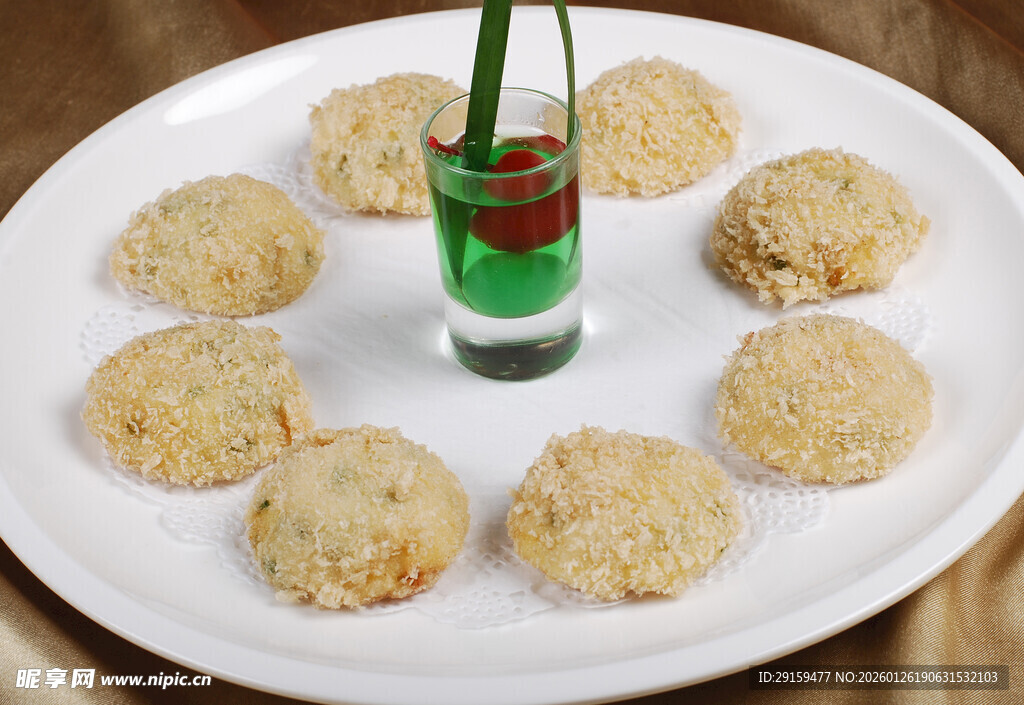 盘中饼干配绿色饮品