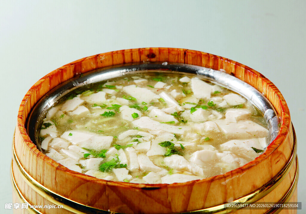 竹制容器中的美味馄饨