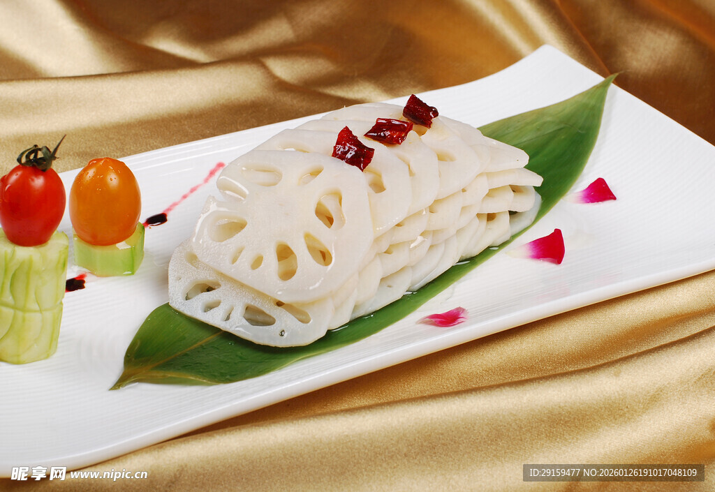 精致摆盘的莲藕美食