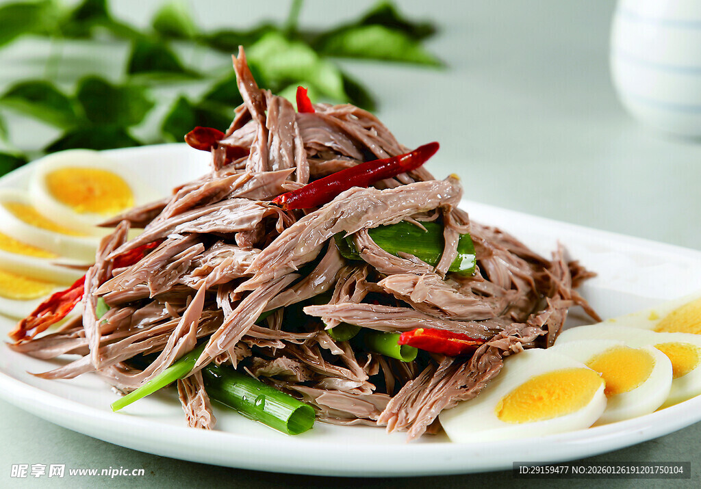 凉拌牛肉配鸡蛋与青椒