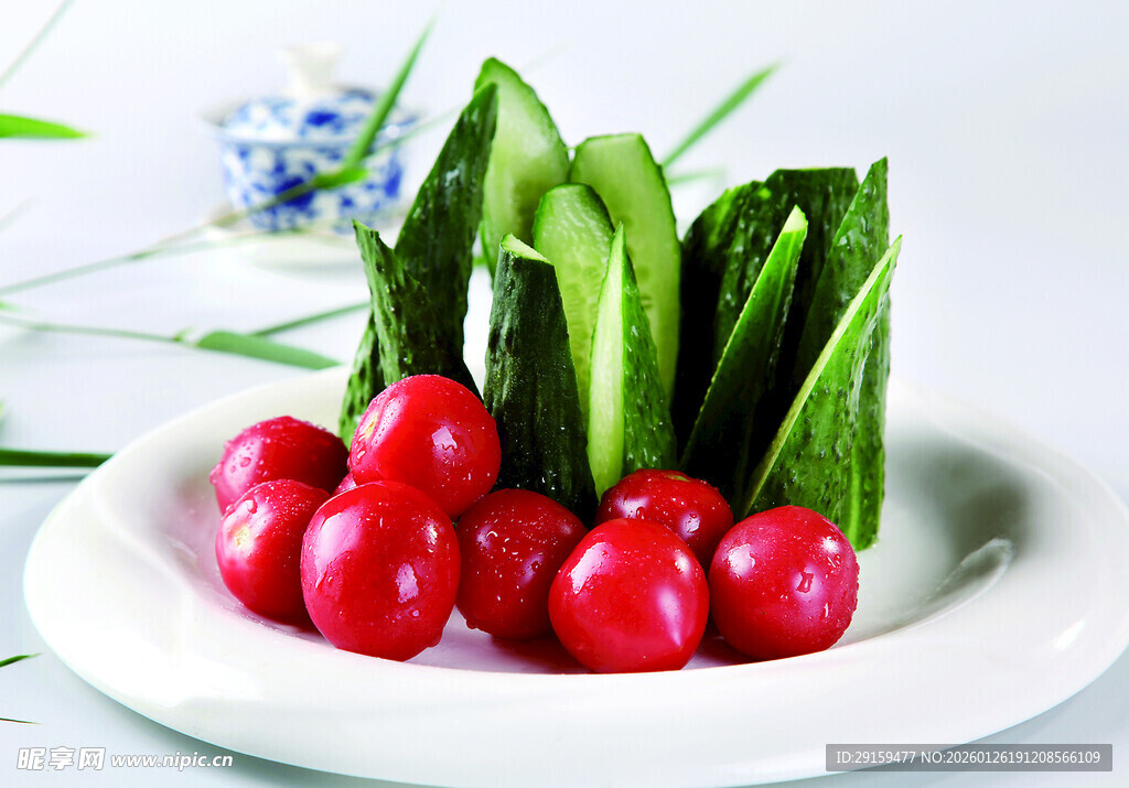 盘中樱桃与翠绿蔬菜