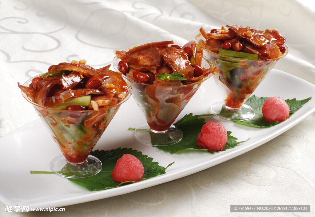 精致三角杯装美味菜肴