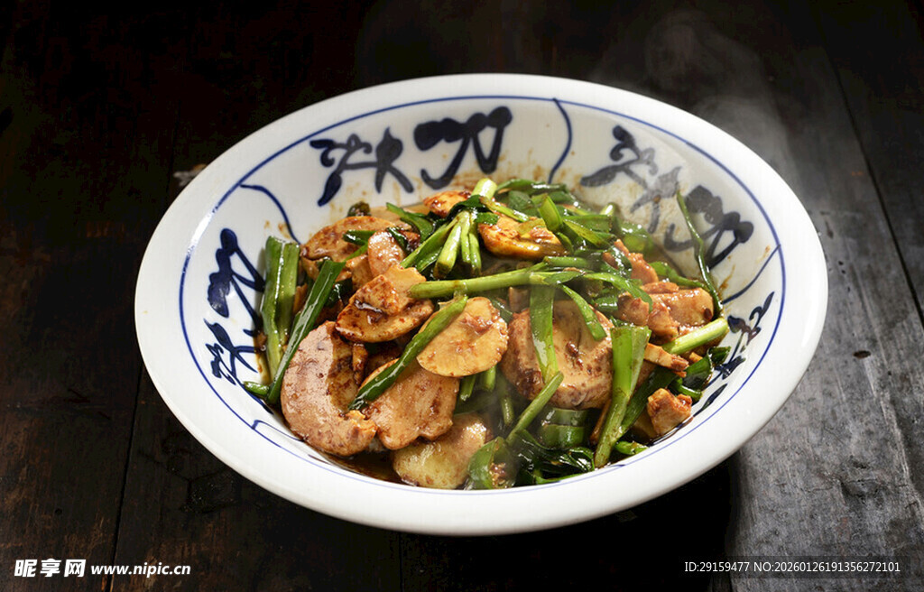 青花瓷碗中的美味炒菜