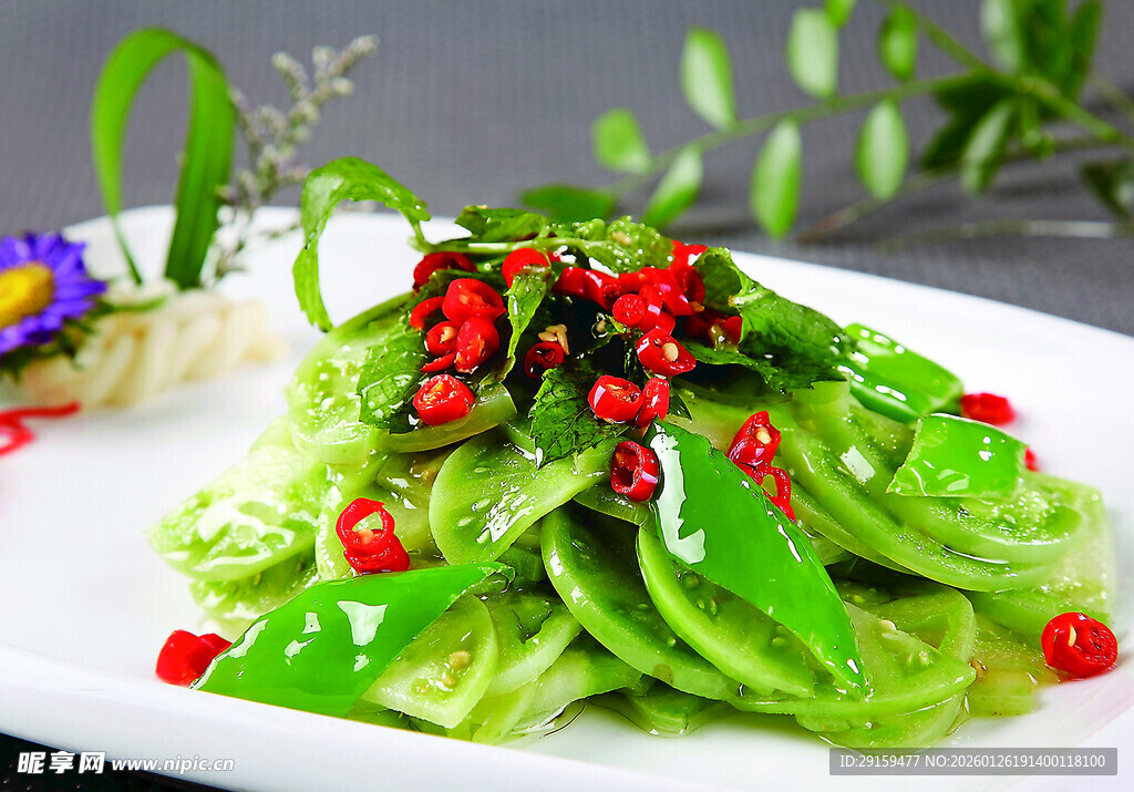 凉拌青瓜配红椒点缀