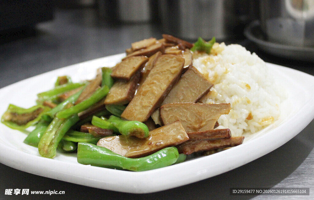 青椒炒肉片盖浇饭