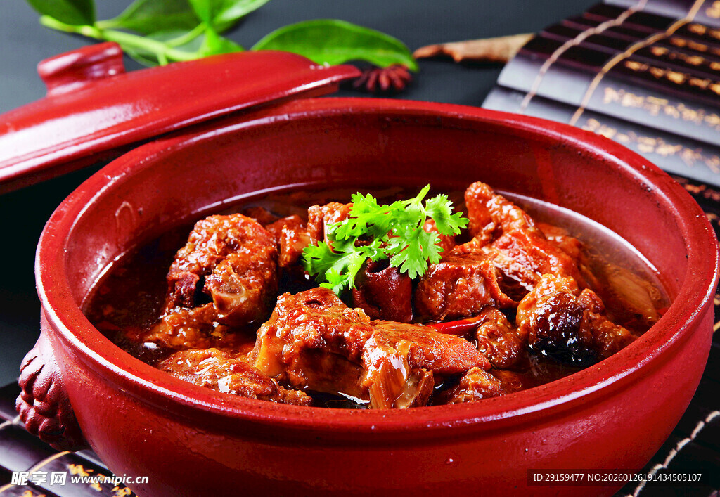 红陶碗中的美味红烧排骨