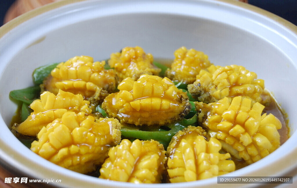 玉米酿菜摆于瓷煲中