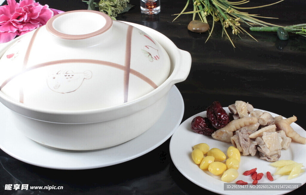 精美中式餐具与美食组合