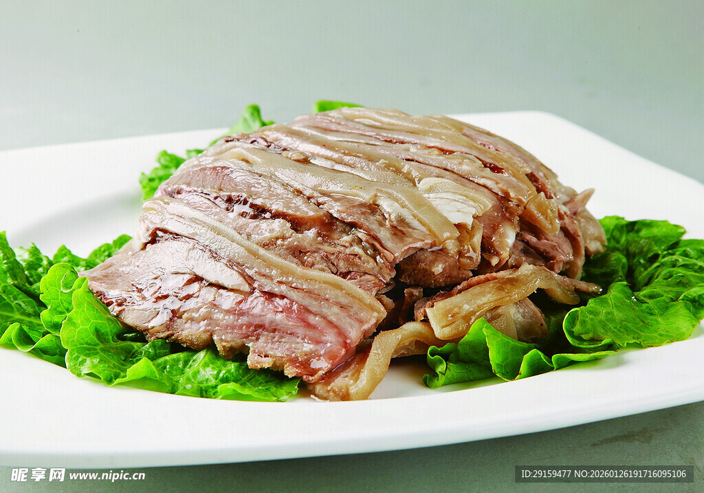 美味酱牛肉配新鲜生菜