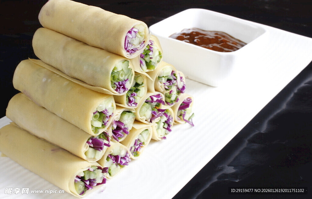 美味蔬菜卷搭配蘸酱