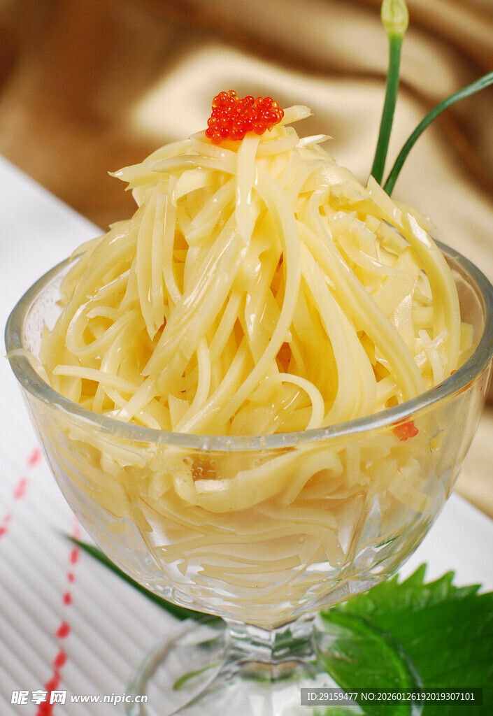 玻璃碗中的美味黄色面条