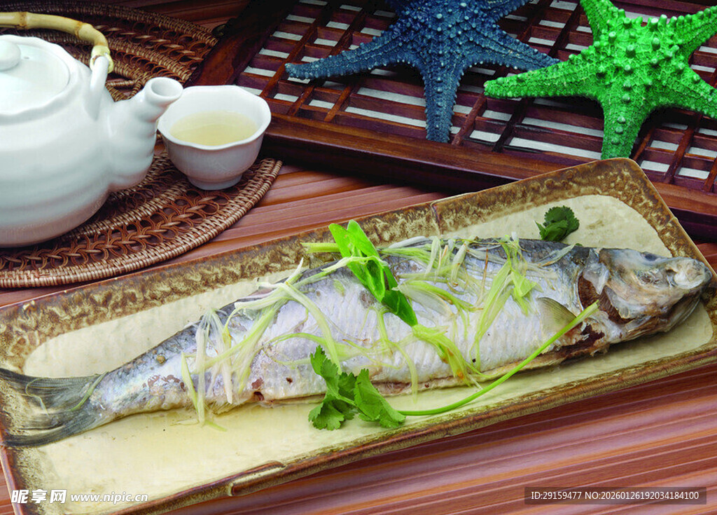 清蒸鱼配茶具的中式摆盘