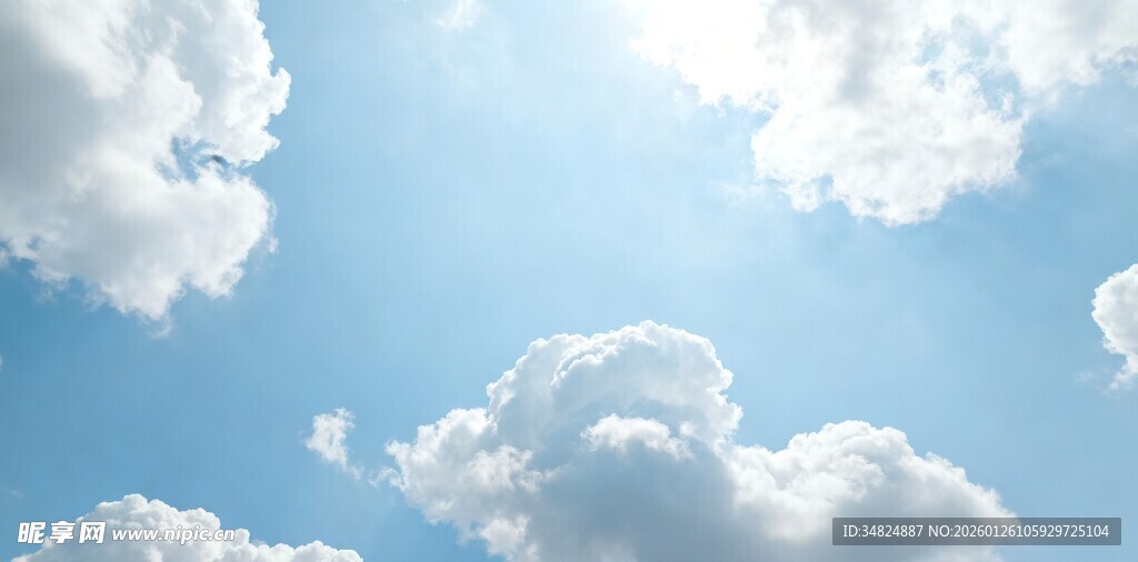 晴朗天空中的蓬松白云