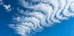 蓝天下的卷云奇观