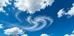 蓝天下的螺旋状奇异云朵