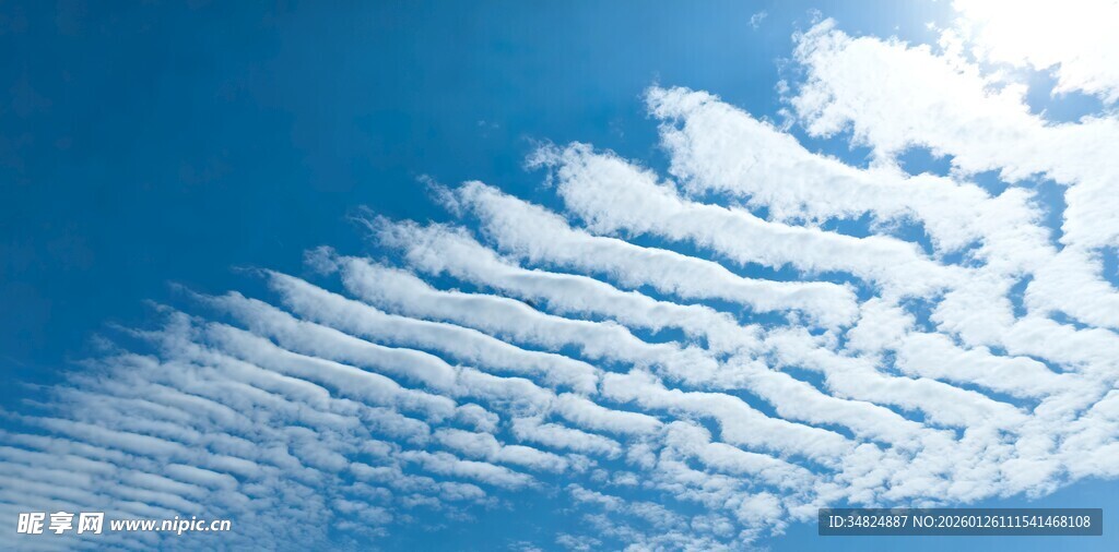 蓝天下的条状美丽云彩