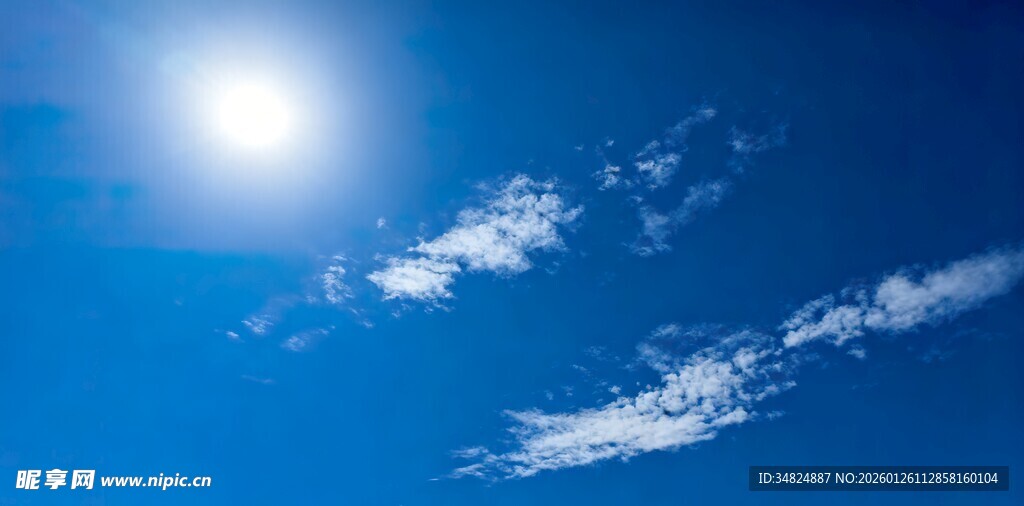 晴朗蓝天下的日光与白云