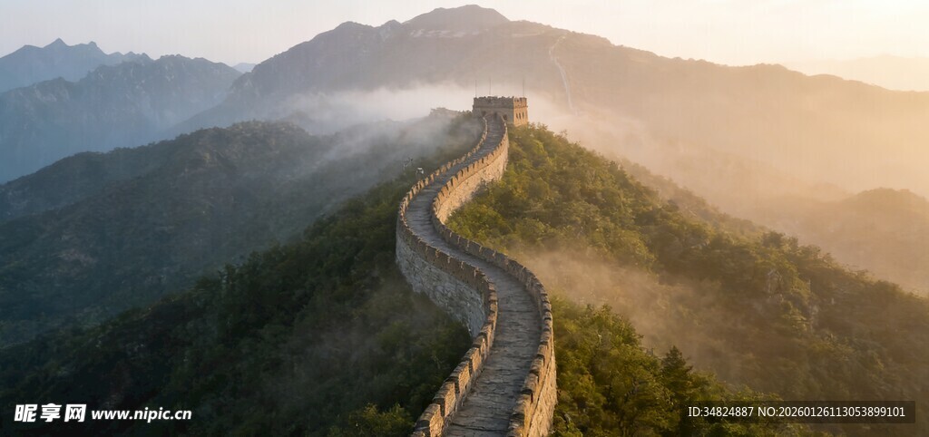 晨曦下蜿蜒的壮美长城
