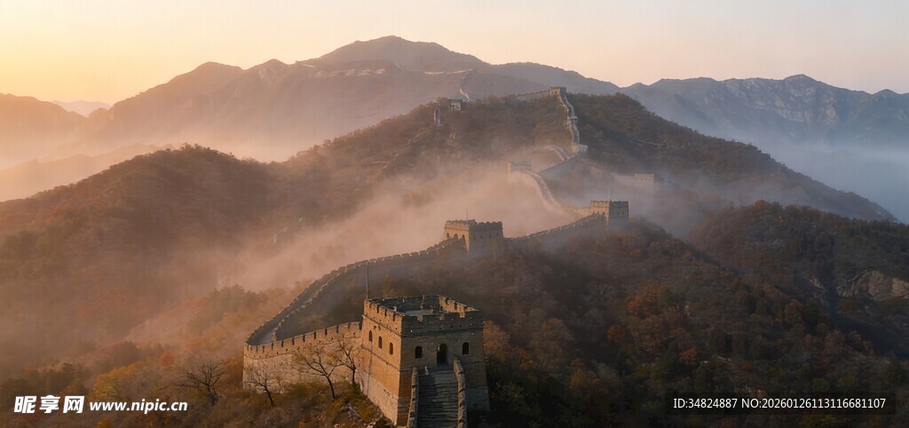 壮丽长城于晨曦云雾间