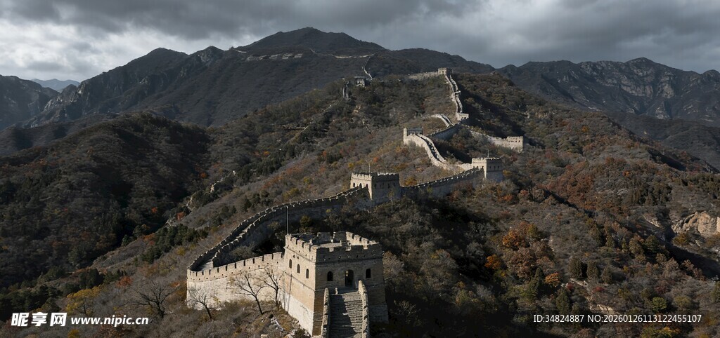 雄伟长城蜿蜒于山峦之间